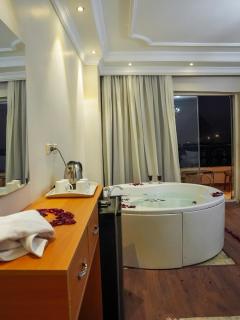 Three pyramids view & jacuzzi - 2