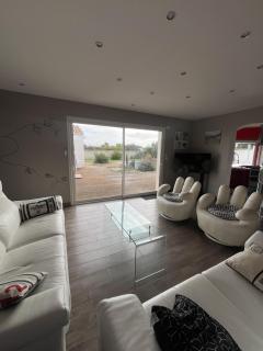 Villa Oyala avec piscine, spacieuse et de qualite - 2