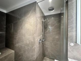 2-Bed Flat in Nine Elm Central London - 2