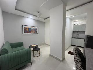 LR Suites Near Huda City Centre - 9