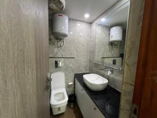 LR Suites Near Huda City Centre - 4