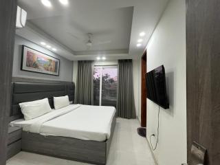 LR Suites Near Huda City Centre - 2
