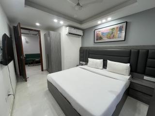 LR Suites Near Huda City Centre - 1