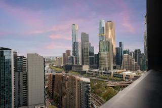 Docklands Gem with city views, walk to Marvel, DFO, MCEC, Parking, Pool, & Gym! - 3