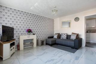 Stunning 2 Bedroom Semi Detached Holiday Home in Manchester - 4