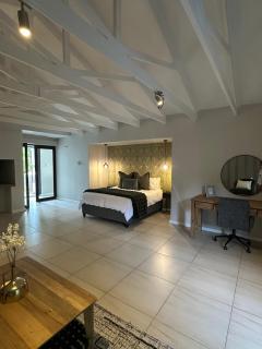 Luxe Stay Somerset West 4 - 1