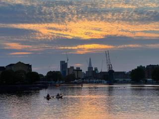 Two Bedrooms Docks View Parking Fast WiFi Terrace Balcony TV BBQ Garden Access - Londra - 8