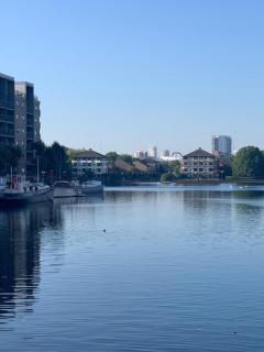 Two Bedrooms Docks View Parking Fast WiFi Terrace Balcony TV BBQ Garden Access - Londra - 5