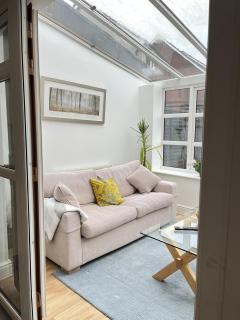 Rooksdown Town-House, Great for Group Get-Aways, Families & Contractors - 4