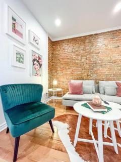 Upscale 2BR Retreat - Parking - 2 Queen Suites - 5