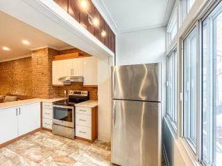 Upscale 2BR Retreat - Parking - 2 Queen Suites - 7