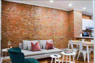 Upscale 2BR Retreat - Parking - 2 Queen Suites - 1