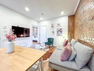 Upscale 2BR Retreat - Parking - 2 Queen Suites - 3