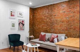 Upscale 2BR Retreat - Parking - 2 Queen Suites - 2