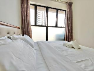 Danga Bay Beach-Side Family Getaway - 7