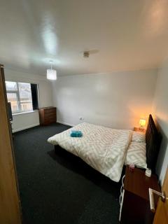 Modern 1-Bed Retreat Cozy, Bright and Central - 2