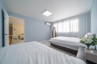 Hongdae Apartment 3 Bedroom, 2 Bathroom, King Bed - 3