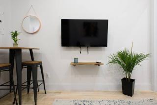 78-4D Quality 1br W&D SKYLIGHT By Central Park - 1