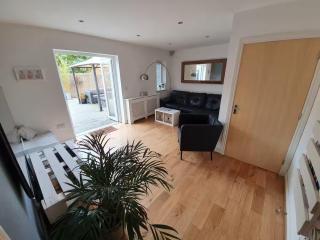 Spacious 3-Bed Home with Private Gym & Garden - 3