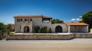 Rustic villa Catarina with pool in Tinjan - 0