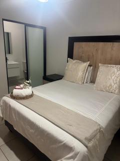 The Blyde Crystal lagoon 3-bed entire apartment - 8