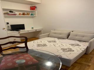 Vista lateral mar, rua tranquila e arborizada - 6