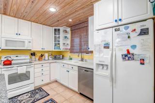 Fishermans Recess - 3BR condo w lake views & lanai - 5