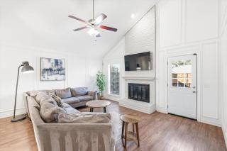 Prime Plano 4BR Home with Pool Arcarde Ping-pong - 8