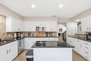 Prime Plano 4BR Home with Pool Arcarde Ping-pong - 6