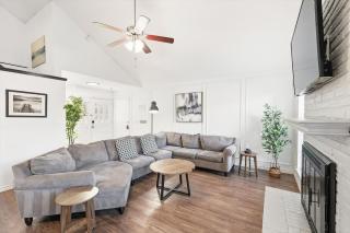 Prime Plano 4BR Home with Pool Arcarde Ping-pong - 5