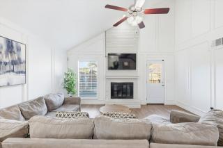 Prime Plano 4BR Home with Pool Arcarde Ping-pong - 3