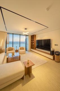 شقة فاخرة بإطلالة بحرية وبلكونة وشاشة 98 إنش - 0