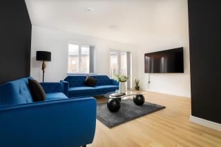 Modern 3-Story Townhouse Free Parking on Drive - 9