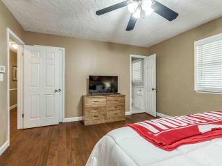 3 BR home with a Gameroom close to campus - 2