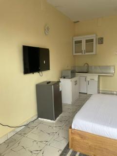 One minute to Victoria Mall & 8 minutes to Entebbe airport - 3