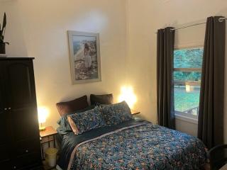 Cozy Cottage- just outside of the city! - 5