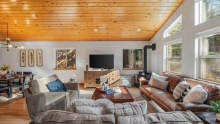 Moosetrack by AvantStay Cozy Cabin w Hot Tub In The Heart of Tahoe Donner - Truckee - 8