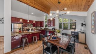 Moosetrack by AvantStay Cozy Cabin w Hot Tub In The Heart of Tahoe Donner - 7