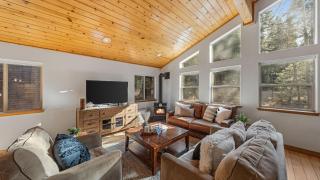 Moosetrack by AvantStay Cozy Cabin w Hot Tub In The Heart of Tahoe Donner - 4