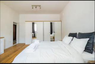 Cozy 2BDR Balcony Apt with View in Historic Center - 8