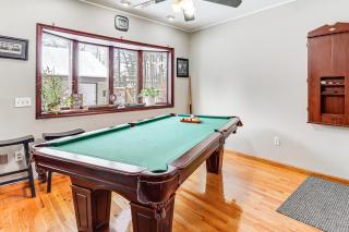 4 Mi to Camelback! Group-Friendly Poconos Cabin - 8