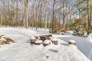 4 Mi to Camelback! Group-Friendly Poconos Cabin - 7