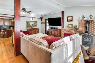 4 Mi to Camelback! Group-Friendly Poconos Cabin - 4