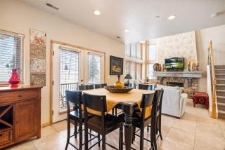 Luxe Townhome: Hot Tub, Theater, Arcade, Sleeps 14 - 9