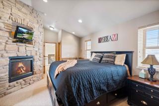 Luxe Townhome: Hot Tub, Theater, Arcade, Sleeps 14 - 5