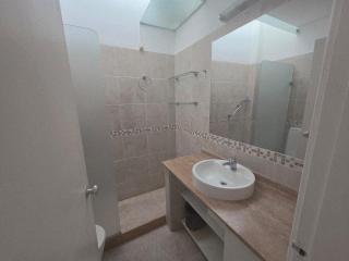 Apartamento zona Punta Shopping, entrada independiente - 6