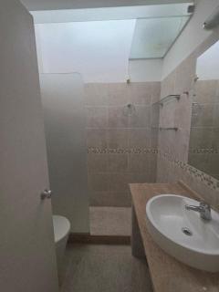 Apartamento zona Punta Shopping, entrada independiente - 2