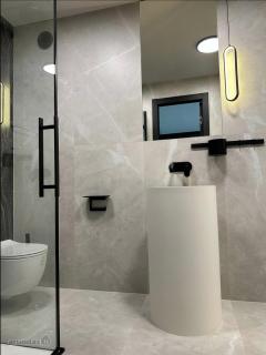 Brand-New Luxury Studio, Stylish & Modern - 5