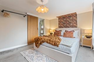 Spacious 4-Bed Cottage with Hot Tub&Parking - 4