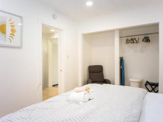 Big gated yard, Work play room, King bed - 6